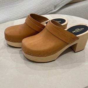Swedish Hasbeens tan leather clogs sz 36